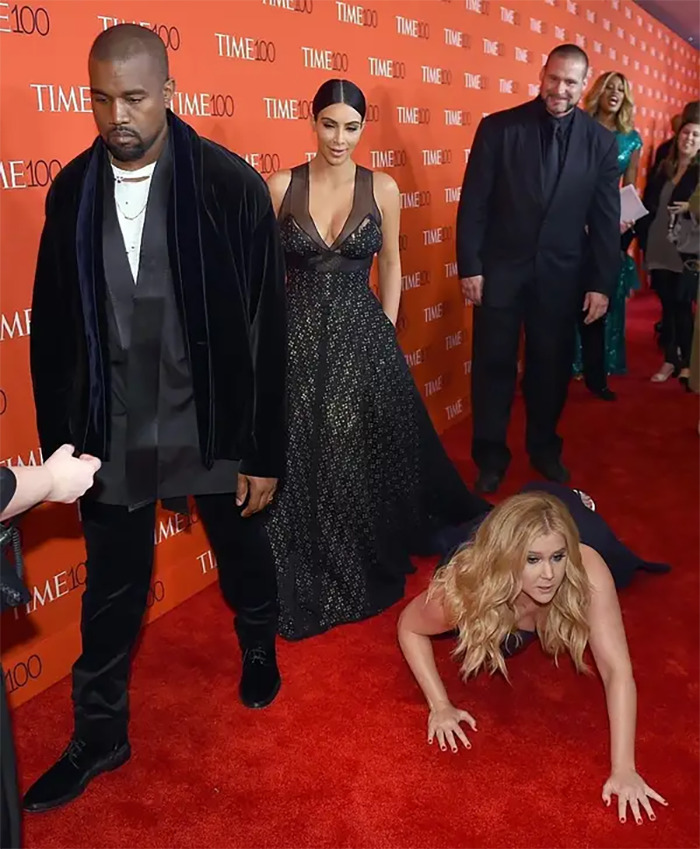 11 Award-Worthy Embarrassing Celebrity Moments Caught On The Red Carpet 1