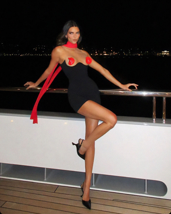 13 “Optical Illusion” Dresses Worn By Celebrities That Escape The Ordinary 13