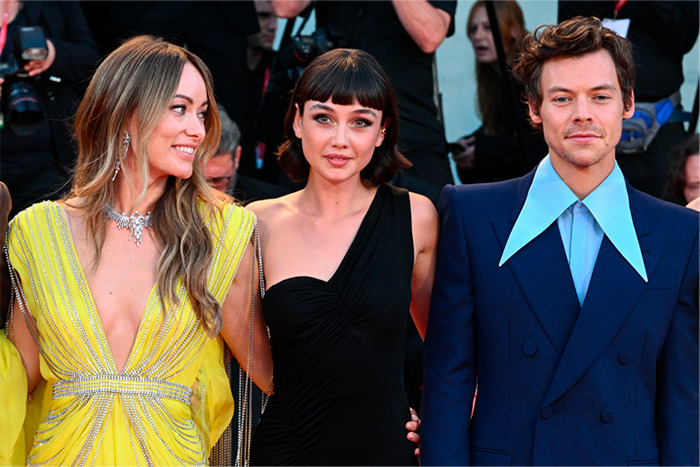 11 Award-Worthy Embarrassing Celebrity Moments Caught On The Red Carpet 6