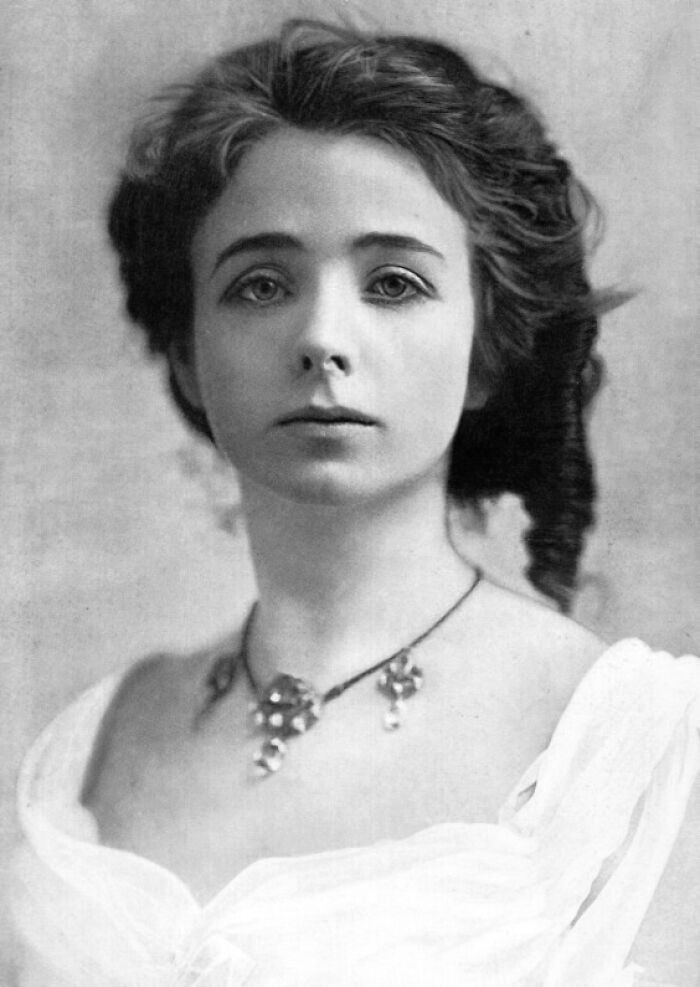 40 Century-Old Photos Of The Women Who Defined Timeless Beauty 1