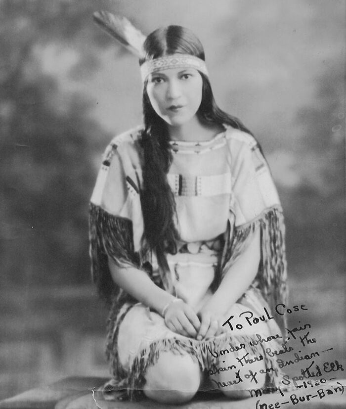 40 Century-Old Photos Of The Women Who Defined Timeless Beauty 10