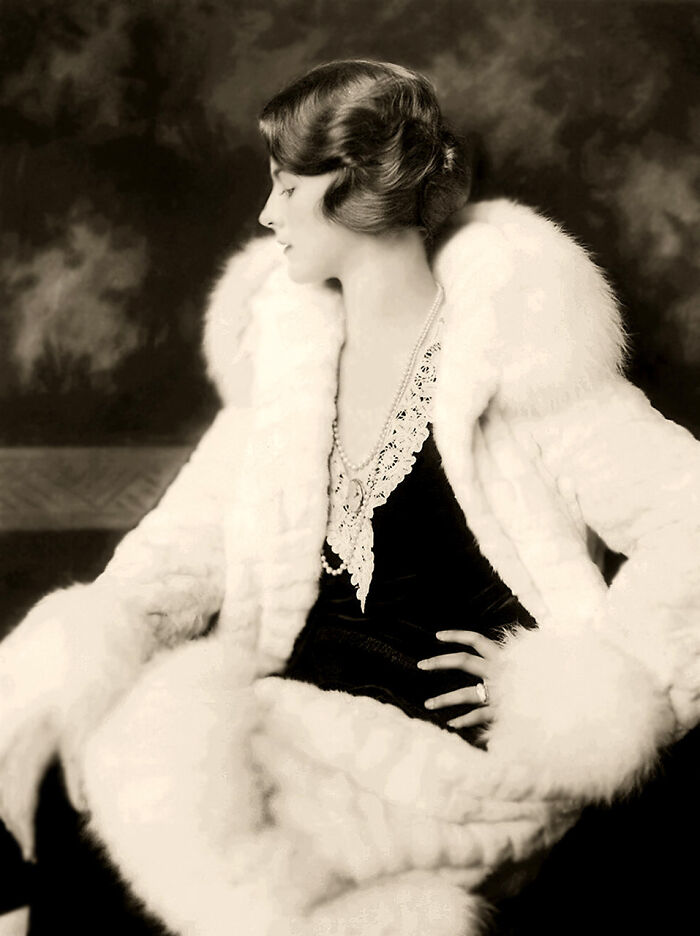 40 Century-Old Photos Of The Women Who Defined Timeless Beauty 11