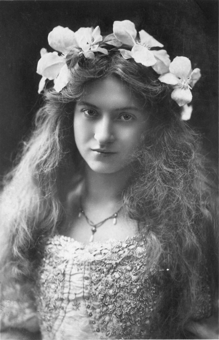 40 Century-Old Photos Of The Women Who Defined Timeless Beauty 12