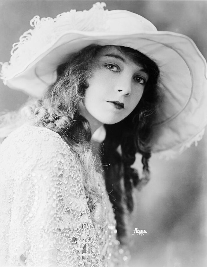40 Century-Old Photos Of The Women Who Defined Timeless Beauty 14
