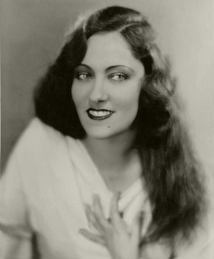 40 Century-Old Photos Of The Women Who Defined Timeless Beauty 15