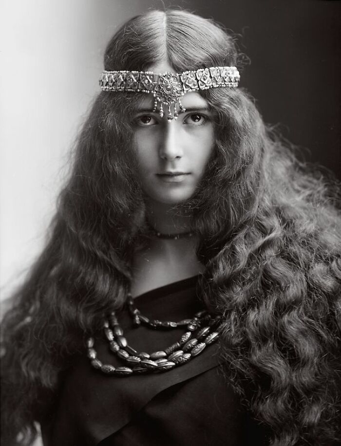 40 Century-Old Photos Of The Women Who Defined Timeless Beauty 2