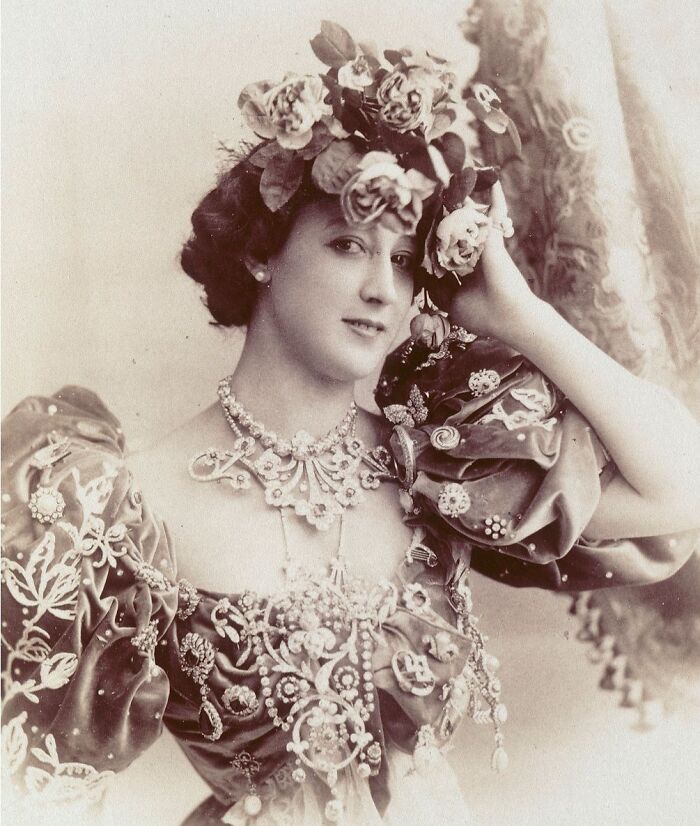 40 Century-Old Photos Of The Women Who Defined Timeless Beauty 4