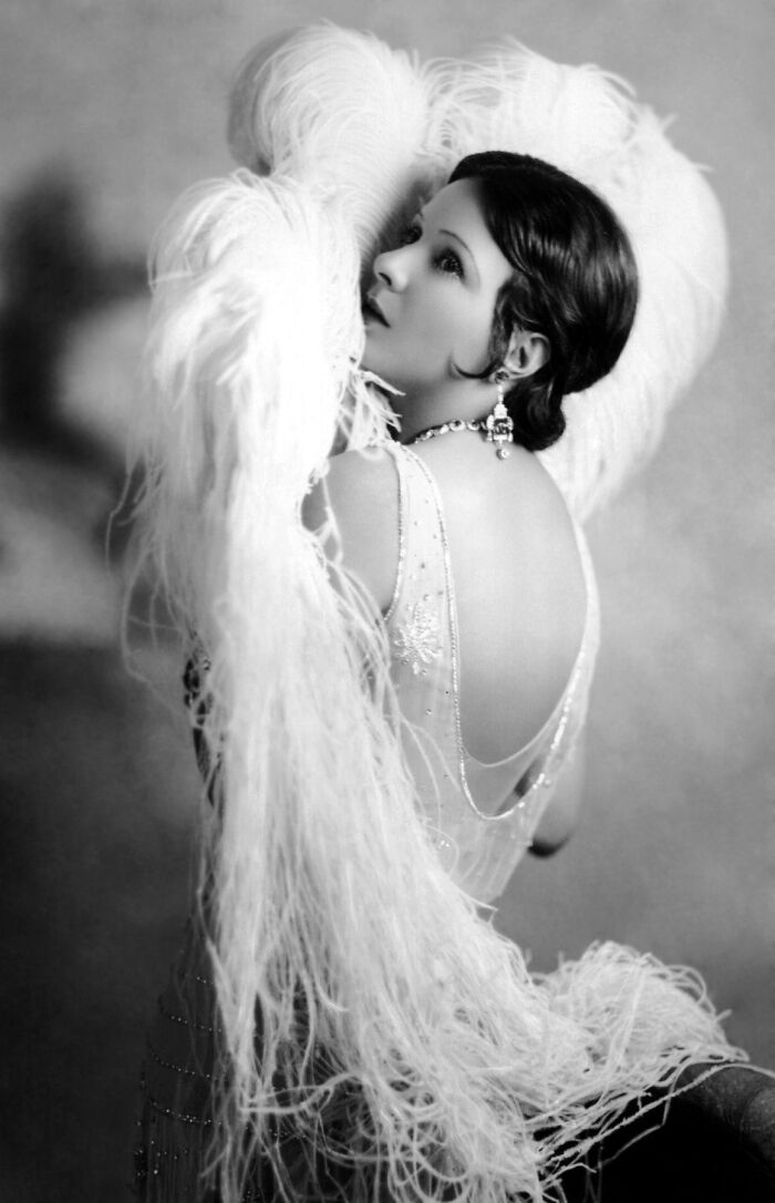 40 Century-Old Photos Of The Women Who Defined Timeless Beauty 6