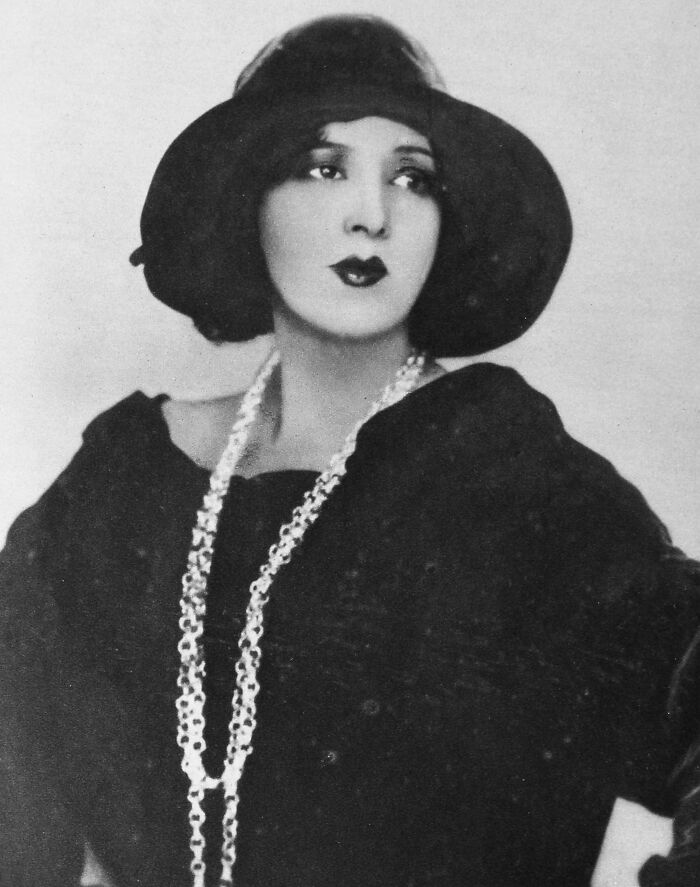 40 Century-Old Photos Of The Women Who Defined Timeless Beauty 7
