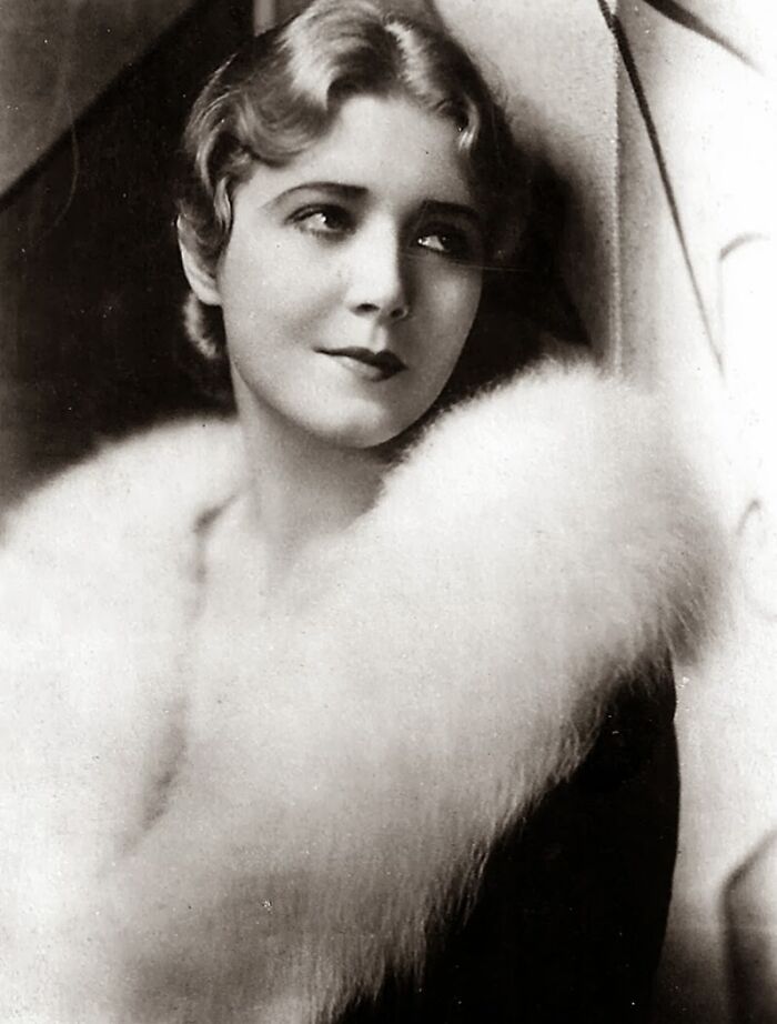 40 Century-Old Photos Of The Women Who Defined Timeless Beauty 8