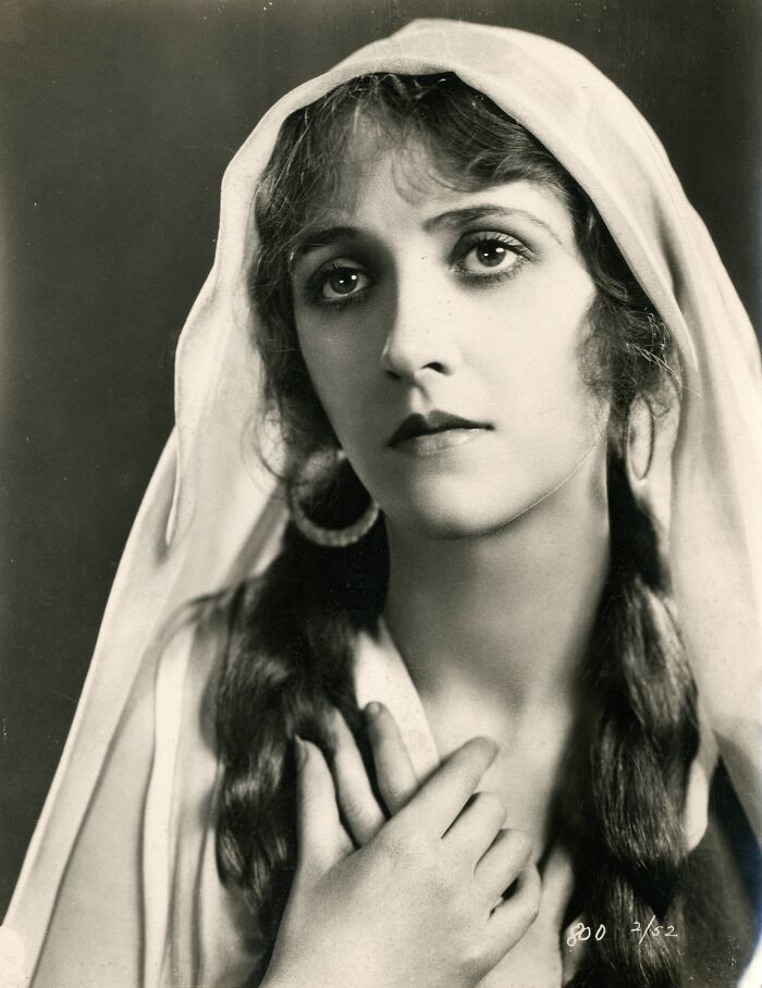 40 Century-Old Photos Of The Women Who Defined Timeless Beauty 9
