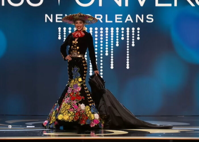 30 Pics Of The Miss Universe Contestants Wearing “National Costumes” 10
