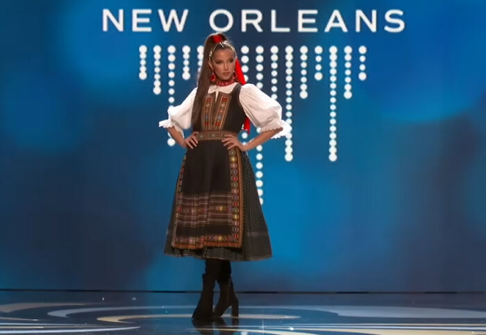 30 Pics Of The Miss Universe Contestants Wearing “National Costumes” 11