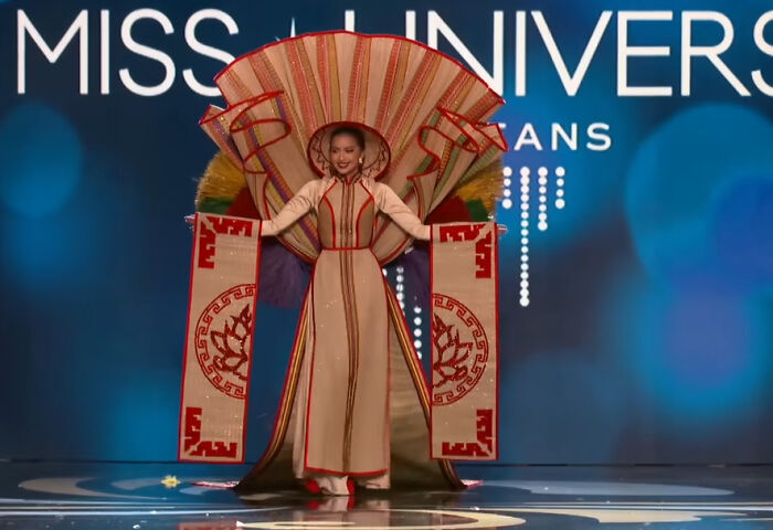 30 Pics Of The Miss Universe Contestants Wearing “National Costumes” 12