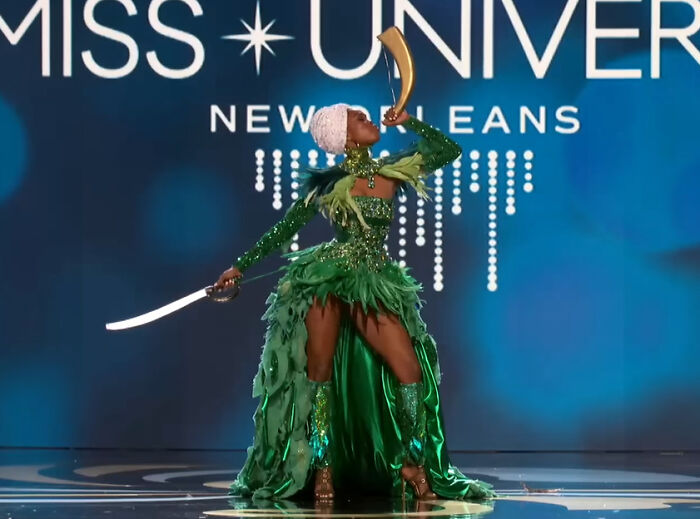 30 Pics Of The Miss Universe Contestants Wearing “National Costumes” 2