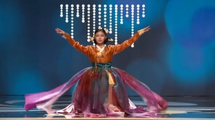 30 Pics Of The Miss Universe Contestants Wearing “National Costumes” 4