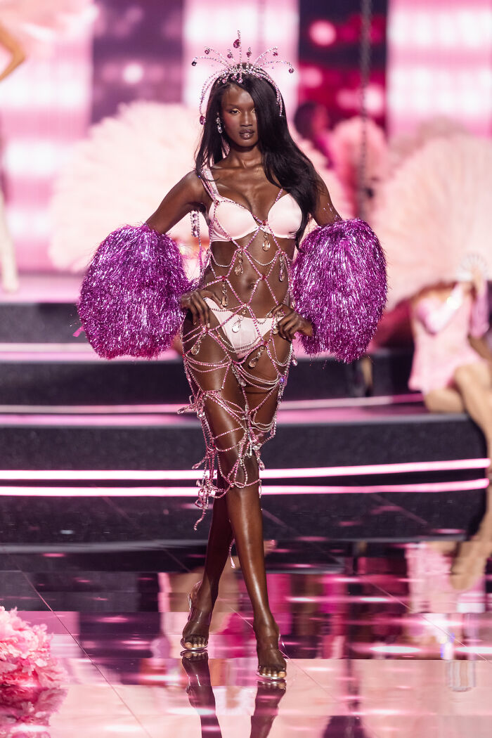 The Most Iconic Looks From The 2025 Victoria’s Secret Fashion Show 11