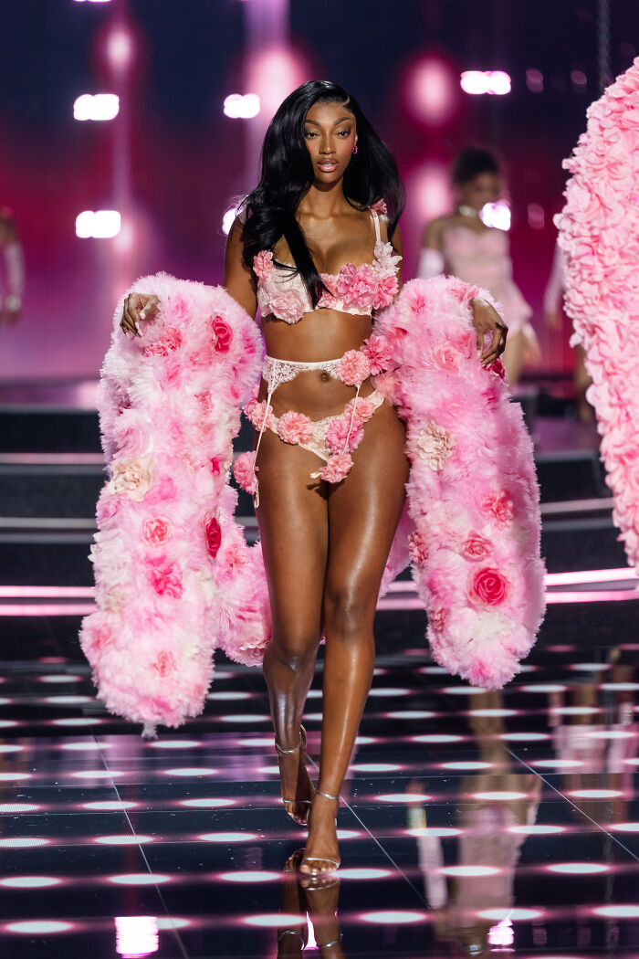 The Most Iconic Looks From The 2025 Victoria’s Secret Fashion Show 12
