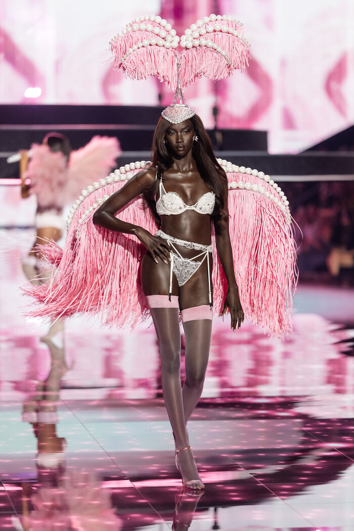 The Most Iconic Looks From The 2025 Victoria’s Secret Fashion Show 13