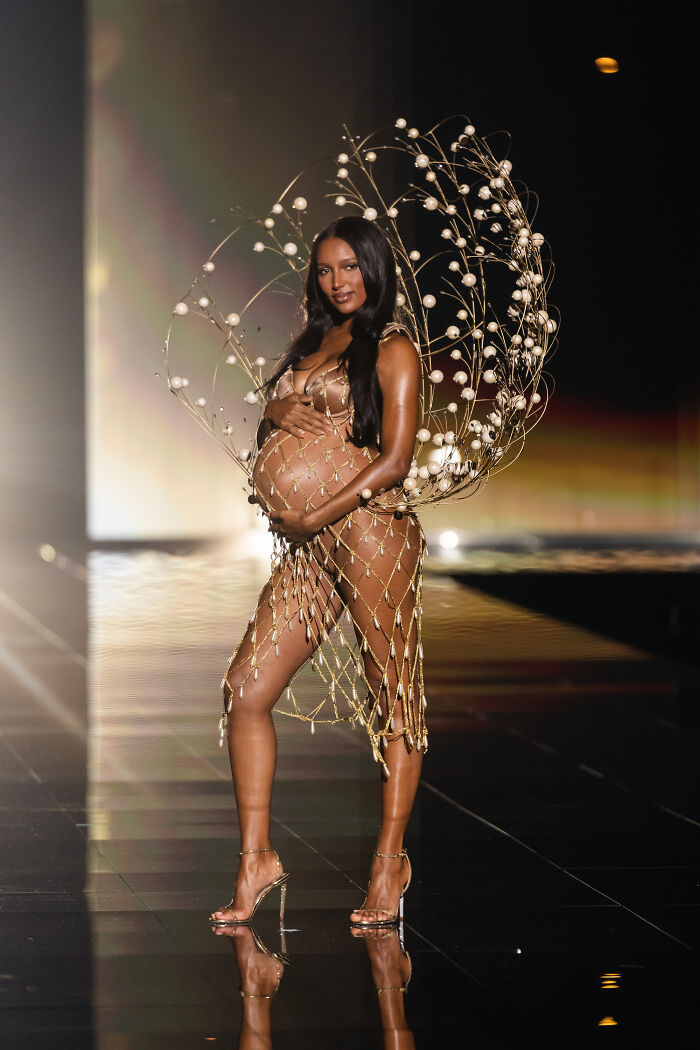 The Most Iconic Looks From The 2025 Victoria’s Secret Fashion Show 7