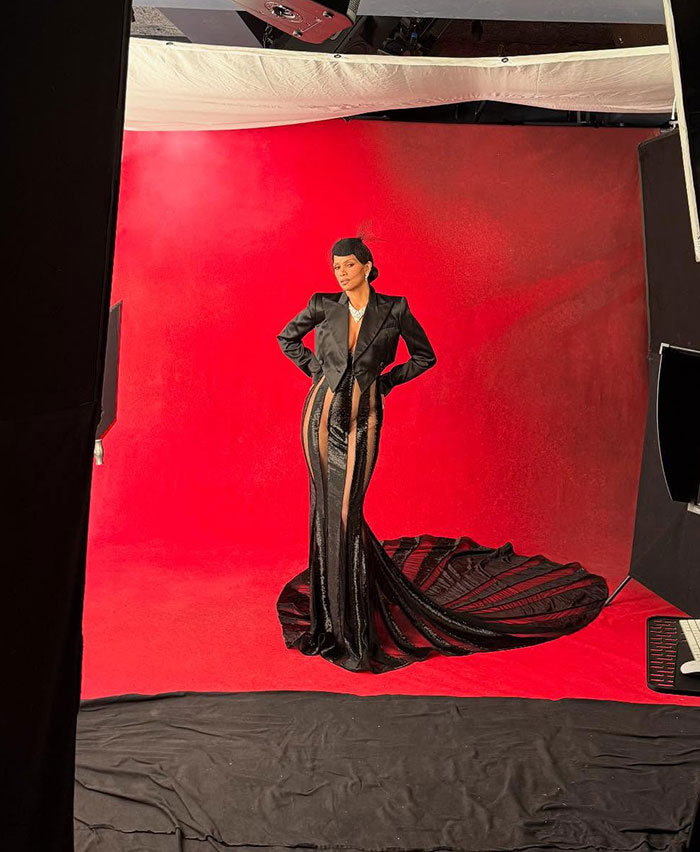 Halle Berry’s Stylist Breaks Silence After Fans Say “Nobody Wants To See Her 58-Year-Old Hootie” 2
