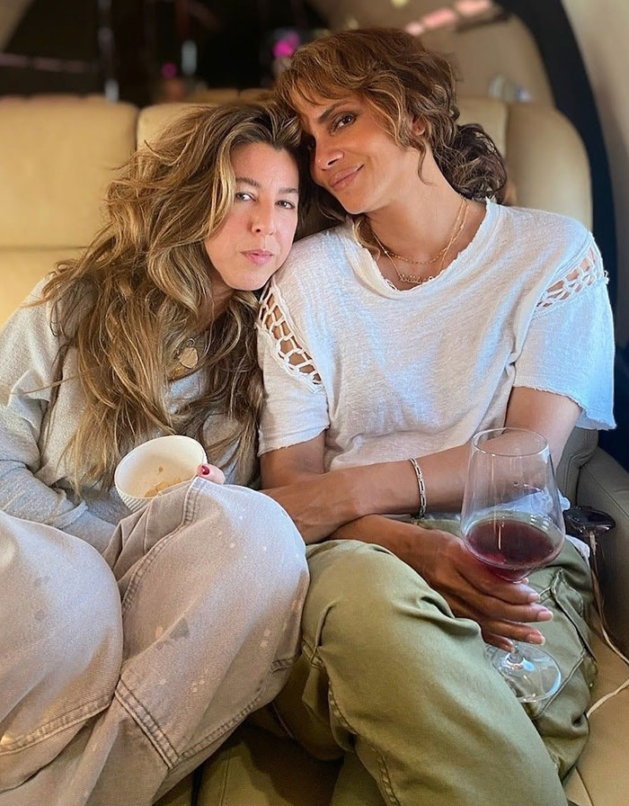 Halle Berry’s Stylist Breaks Silence After Fans Say “Nobody Wants To See Her 58-Year-Old Hootie” 4