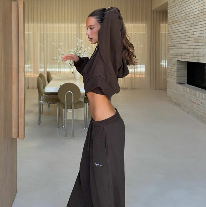 Australian Bikini Model Flooded With Online Mockery After Viewers Spot Blatant Photoshop Fail 2