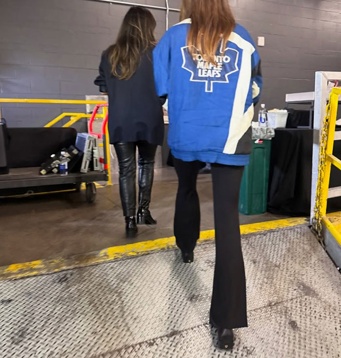 Hailey Bieber Posts Bikini Selfie After Husband Justin’s Hockey Game Tantrum 4