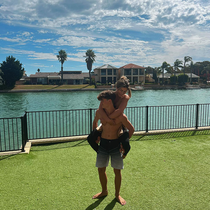 Mom Slammed For Wearing Bikini Around 13-Year-Old Son And Internet Isn’t Having It 5