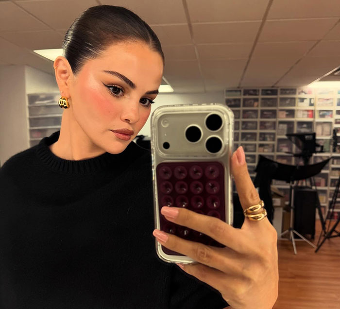 Selena Gomez Sparks Debate Over One-Piece Swimsuit During Girls’ Getaway 1