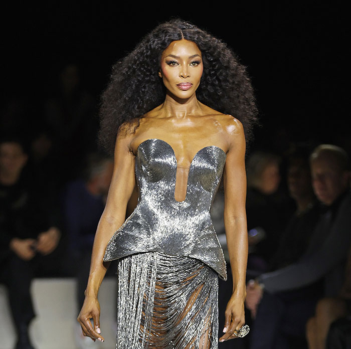 Naomi Campbell’s Bikini Pics Have Fans Asking, “What The Hell Is In Her Bathing Suit?” 4