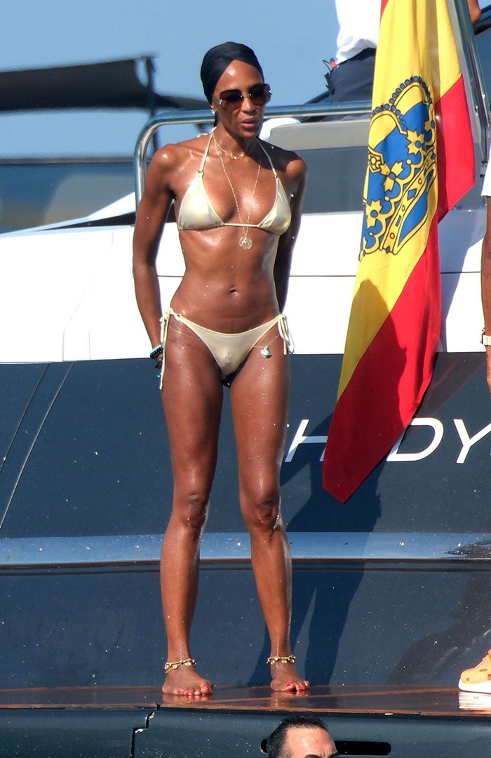 Naomi Campbell’s Bikini Pics Have Fans Asking, “What The Hell Is In Her Bathing Suit?” 5