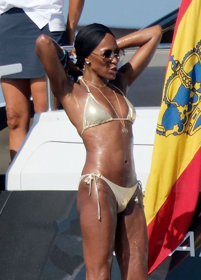 Naomi Campbell’s Bikini Pics Have Fans Asking, “What The Hell Is In Her Bathing Suit?” 6