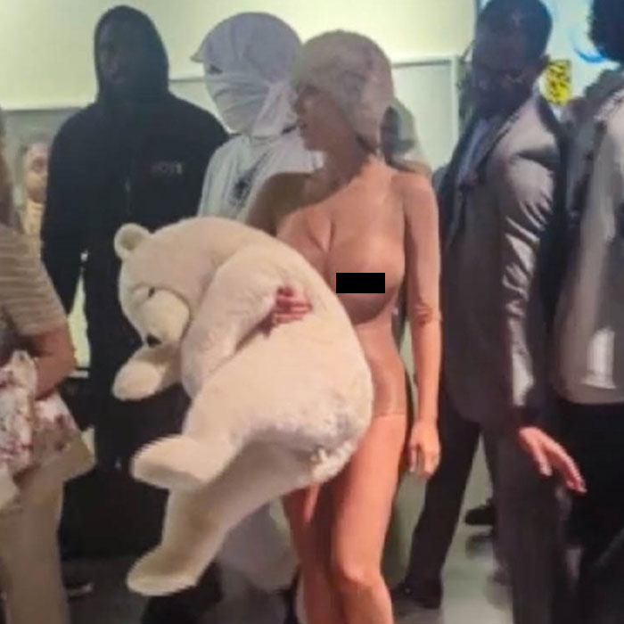 “No Wonder Her Last Name Is ‘Censori’”: Bianca Censori’s Provocative Look Steals The Spotlight Again 1