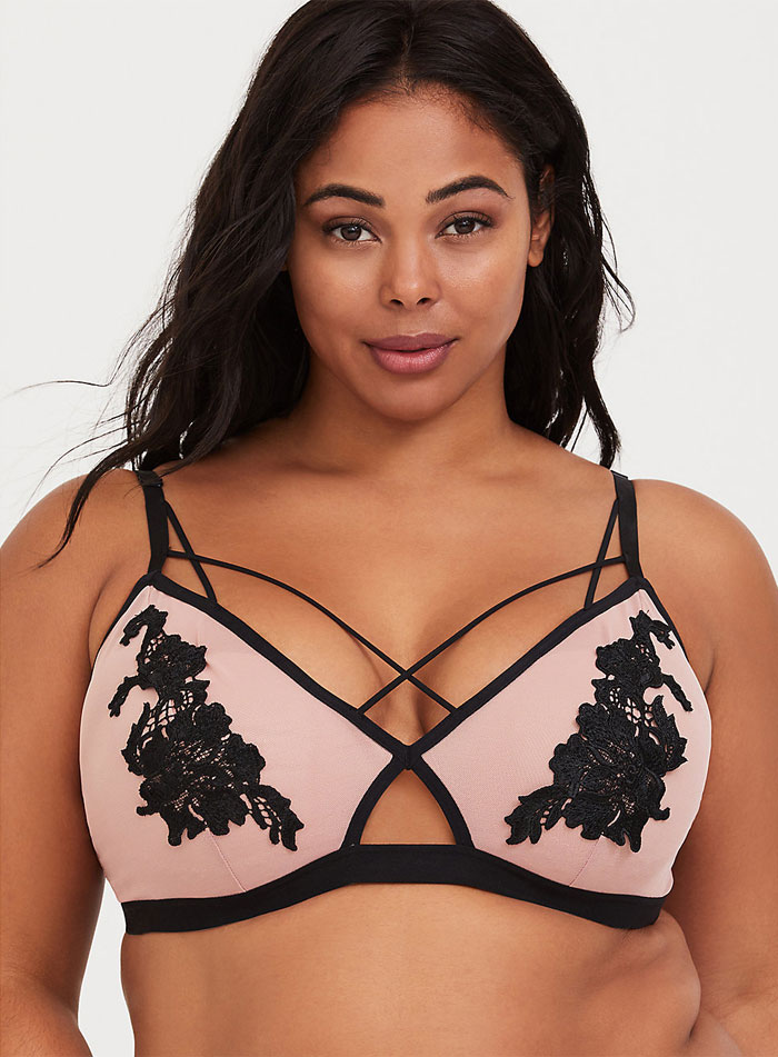 Someone Notices Rihanna’s New Lingerie Is Different For Thin And Plus-Size Women, Posts Side-By Side Comparison 12