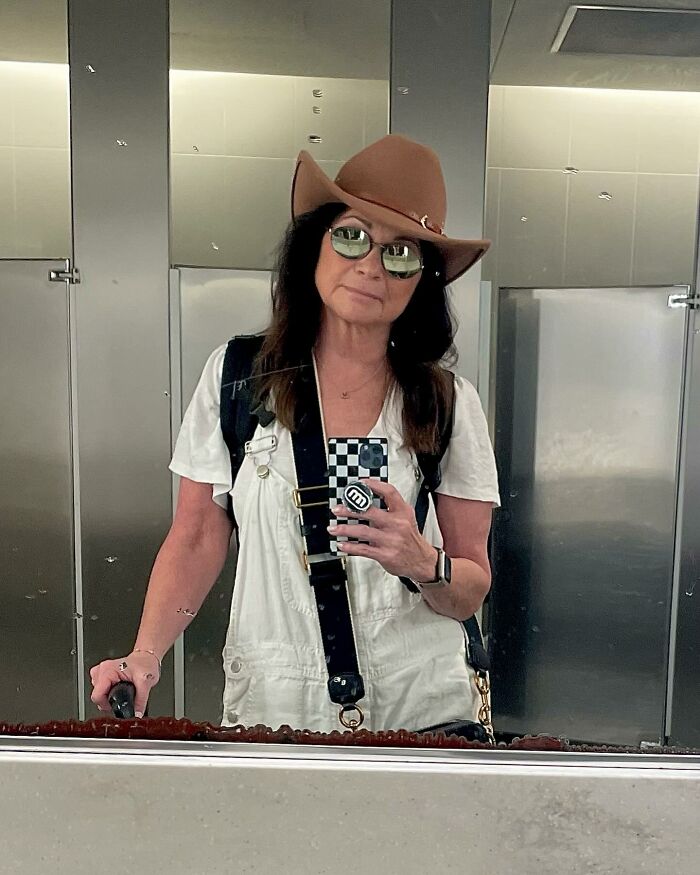 Valerie Bertinelli Claps Back At Critics Who “Sit In Judgment” Of Her Bikini Selfie 5