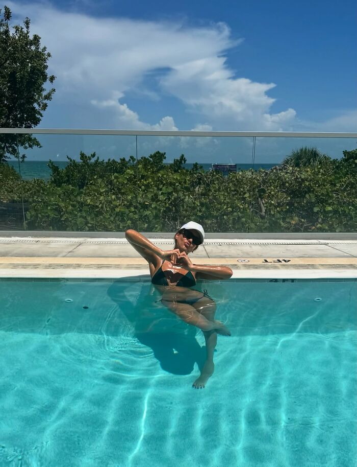 Jessica Alba Stuns With Bikini Body As Ex-Husband Is Spotted Holding Hands With Much Younger Model 5