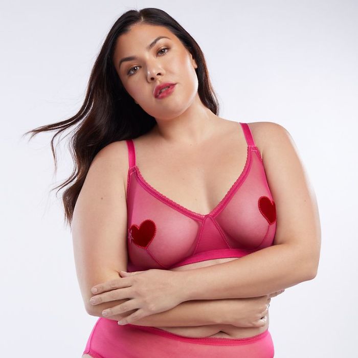 Someone Notices Rihanna’s New Lingerie Is Different For Thin And Plus-Size Women, Posts Side-By Side Comparison 7