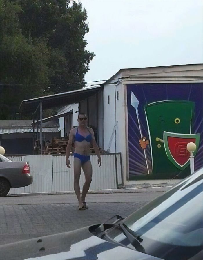 Russian Gas Station Offers Free Fuel For Anyone In A Bikini, Doesn’t Expect Guys Would Dress Down, Too 3