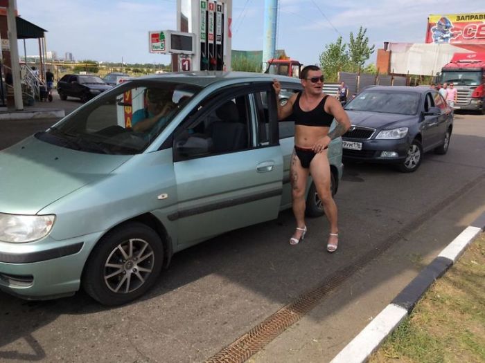Russian Gas Station Offers Free Fuel For Anyone In A Bikini, Doesn’t Expect Guys Would Dress Down, Too 5