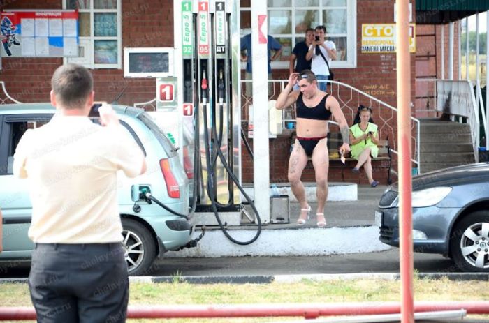 Russian Gas Station Offers Free Fuel For Anyone In A Bikini, Doesn’t Expect Guys Would Dress Down, Too 6