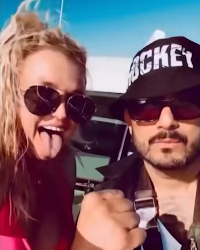 “It’s Just Sad”: Britney Spears’ Bikini Slip And Yacht Kiss With Mystery Man Leave Fans Worried 5
