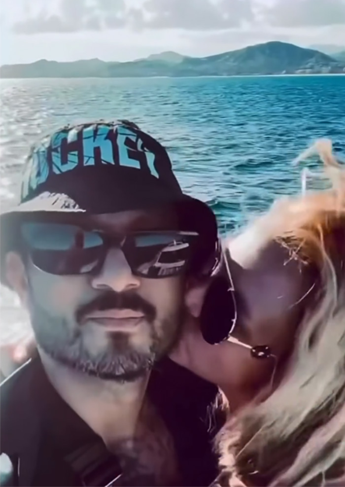 “It’s Just Sad”: Britney Spears’ Bikini Slip And Yacht Kiss With Mystery Man Leave Fans Worried 9