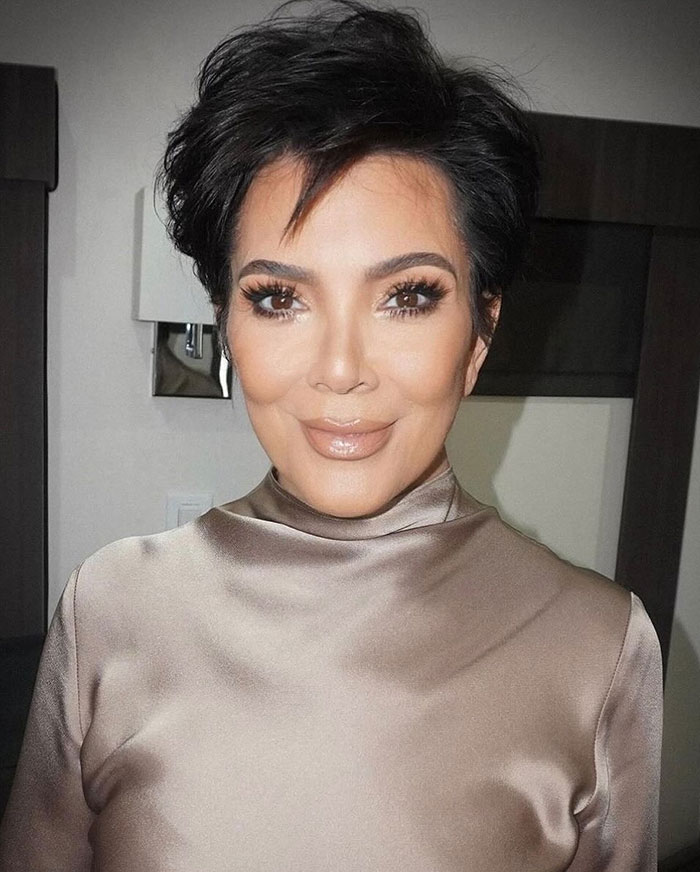 “Something Seems Off With This Pic”: Fans Crack Up Over Kris Jenner’s Photoshop Fail 1