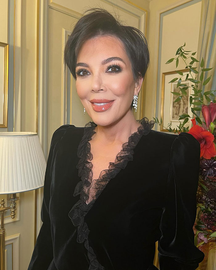 “Something Seems Off With This Pic”: Fans Crack Up Over Kris Jenner’s Photoshop Fail 2
