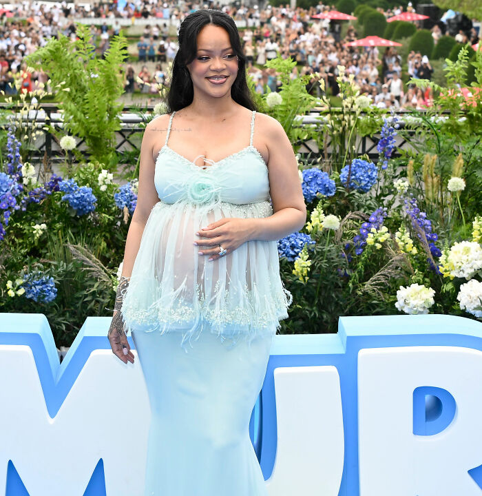 “Poorly Done”: Rihanna’s Lingerie Pics Blasted Online After Fans Spot Alleged Editing Blunders 2