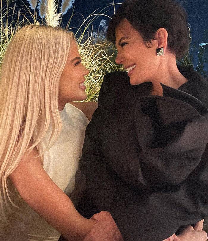 “Something Seems Off With This Pic”: Fans Crack Up Over Kris Jenner’s Photoshop Fail 7