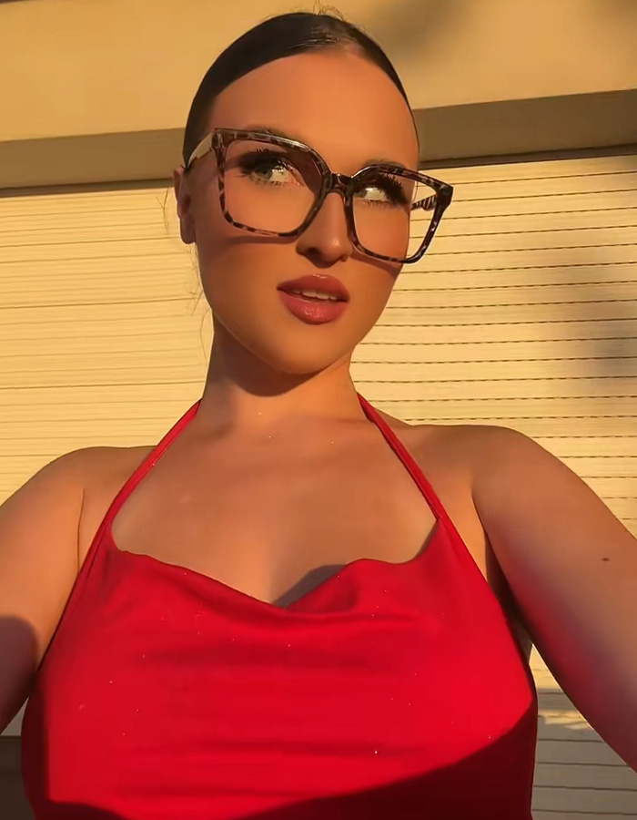 “I’ll Never Get Tired”: Viral “Red Bikini Girl” Breaks The Internet Again With New Videos In The Same Swimsuit 1