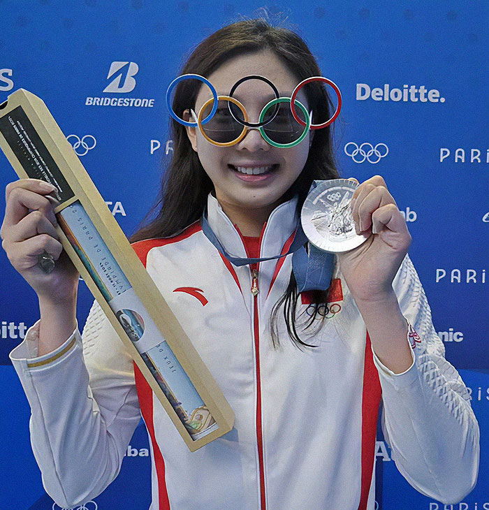 Optical Illusion Swimsuit Leaves Chinese Olympian Tang Qianting’s Waist Looking “Snatched” 7