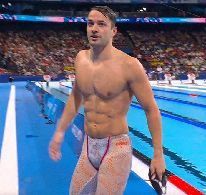 Optical Illusion Swimsuit Leaves Chinese Olympian Tang Qianting’s Waist Looking “Snatched” 8